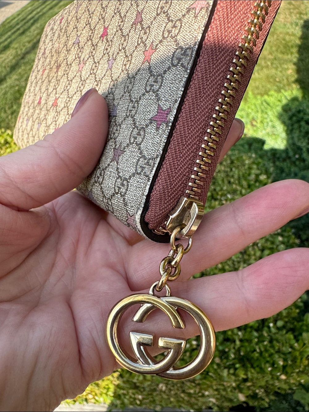 Gucci Beige Monogram Zip Wallet with mini Red &Bkack Star Pattern - Picture 12 of 13